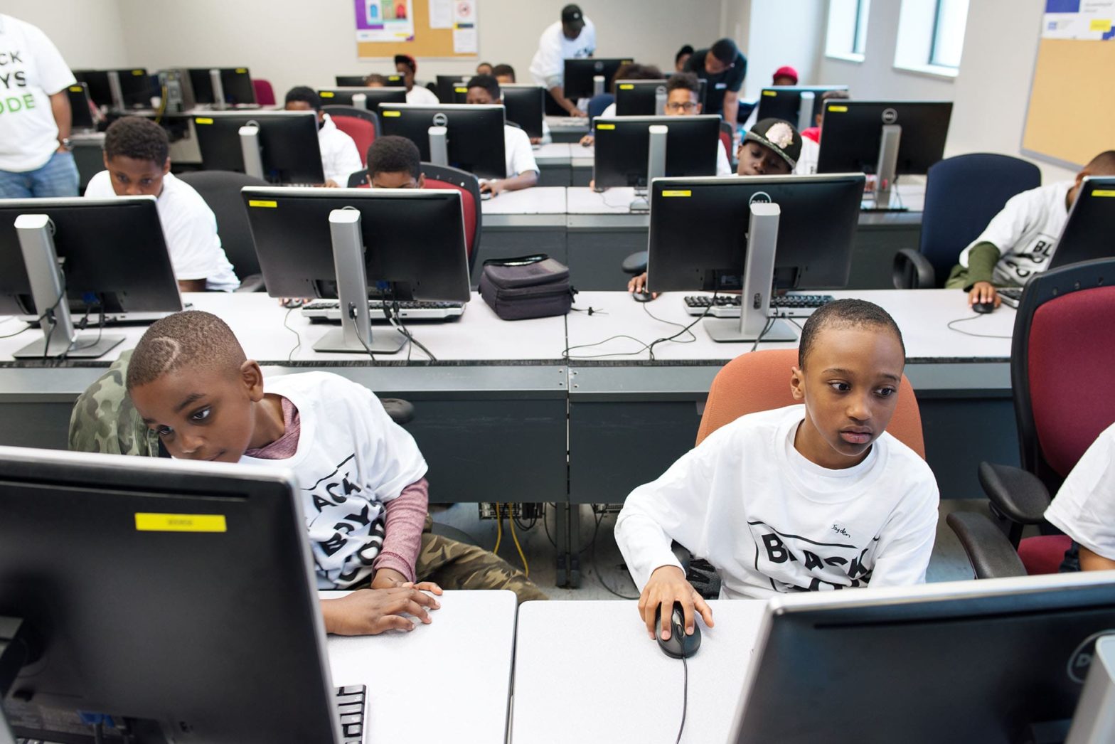 Deux étudiants travaillant sur ordinateur dans un atelier Black Boys Code.